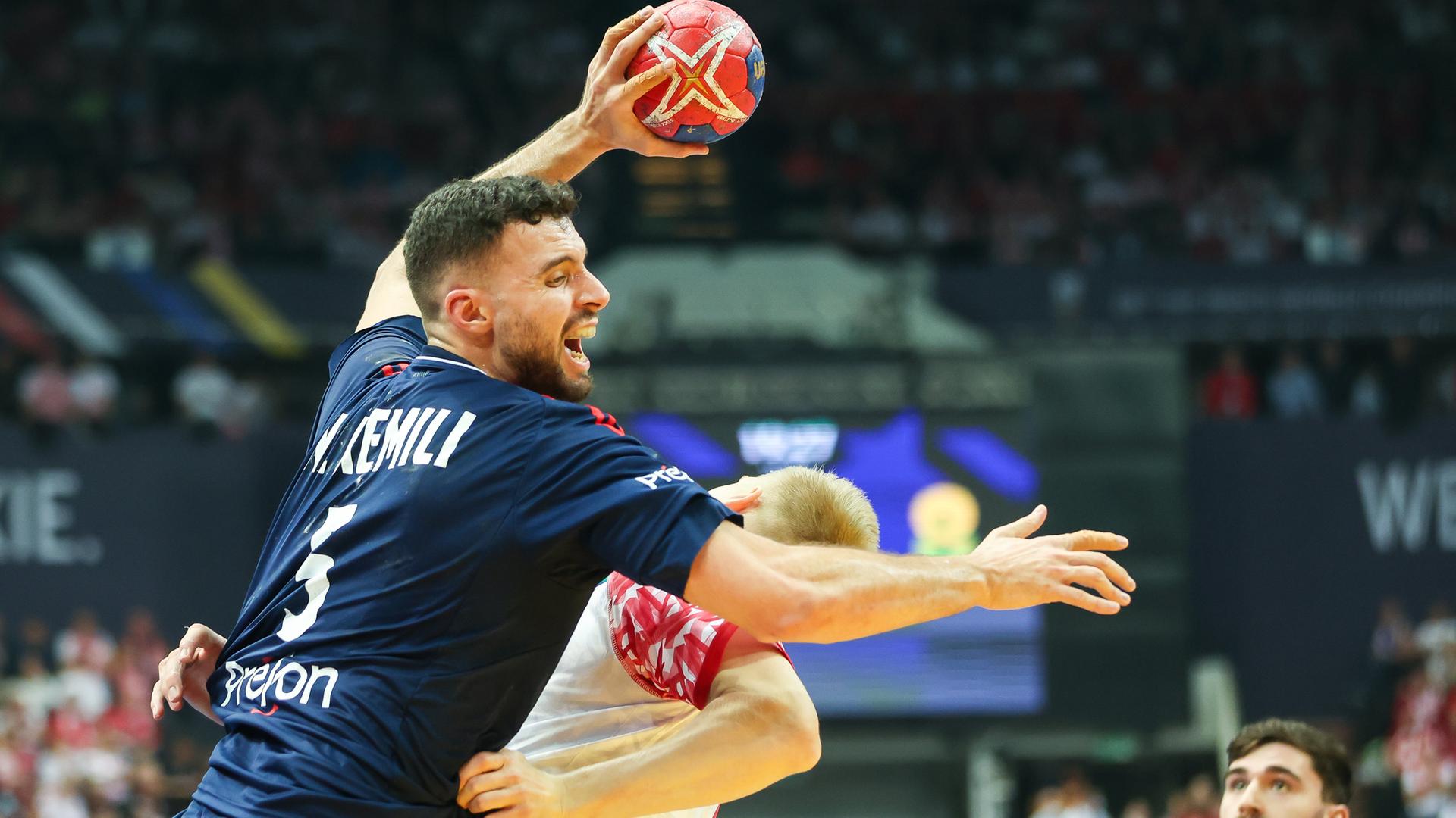 Frankreich spielt bei der WM gegen Polen: Der französische Handballer Nedim Remili wirft. Foto: Jan Woitas/dpa +++ dpa-Bildfunk +++ Frankreich spielt bei der WM gegen Polen: Der französische Handballer Nedim Remili wirft. Foto: Jan Woitas/dpa +++ dpa-Bildfunk +++