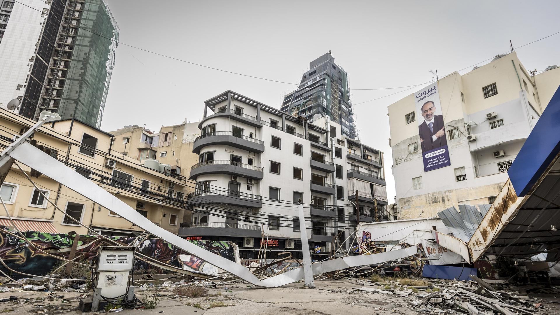 Zerstörte Gebäude in der Innenstadt von Beirut, die beschädigt wurden, als im August 2020 im Hafen von Beirut eine Lagerhalle mit Ammoniumnitrat explodiert ist. 