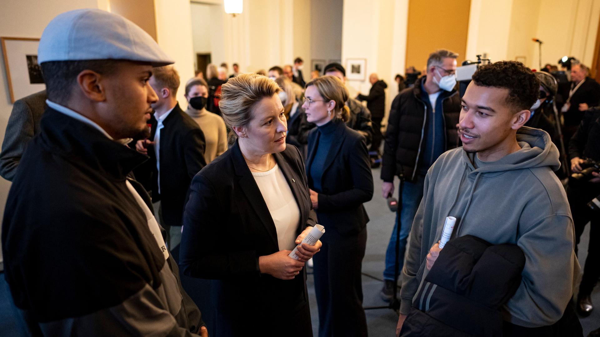 Franziska Giffey (SPD), Regierende Bürgermeisterin von Berlin, spricht nach dem Gipfel gegen Jugendgewalt mit Akteurinnen und Akteuren aus Senat, Bezirken und Zivilgesellschaft mit Philipp Jose Richter (r), Gangway - Straßensozialarbeit in Berlin e.V., und (l) Cassius de Caifaz, auch von Gangway Franziska Giffey (SPD), Regierende Bürgermeisterin von Berlin, spricht nach dem Gipfel gegen Jugendgewalt mit Akteurinnen und Akteuren aus Senat, Bezirken und Zivilgesellschaft mit Philipp Jose Richter (r), Gangway - Straßensozialarbeit in Berlin e.V., und (l) Cassius de Caifaz, auch von Gangway