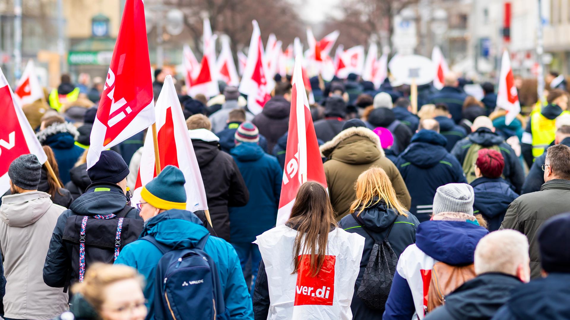 Zahlreiche Mitarbeiter der hannoverschen Verkehrsbetriebe Üstra mit Fahnen und Warnwesten nehmen an einer Verdi-Demonstration teil. Zahlreiche Mitarbeiter der hannoverschen Verkehrsbetriebe Üstra mit Fahnen und Warnwesten nehmen an einer Verdi-Demonstration teil.