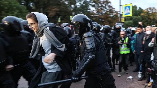 Die Polizei in St. Petersburg / Russland nimmt eine Person während eines Protests gegen eine Teilmobilmachung der russischen Streitkräfte fest. P