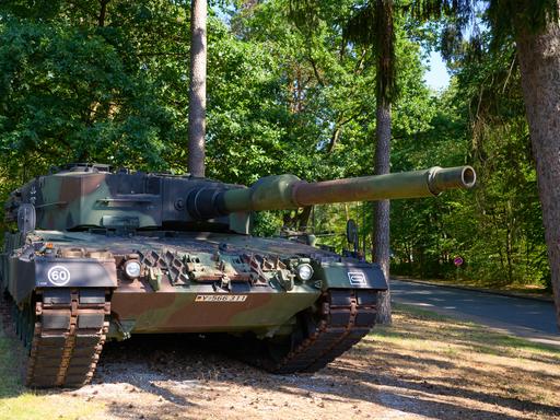 Ein Kampfpanzer der Bundeswehr vom Typ Leopard 2A4 steht als Ausstellungsstück am Eingang zur Kaserne. 