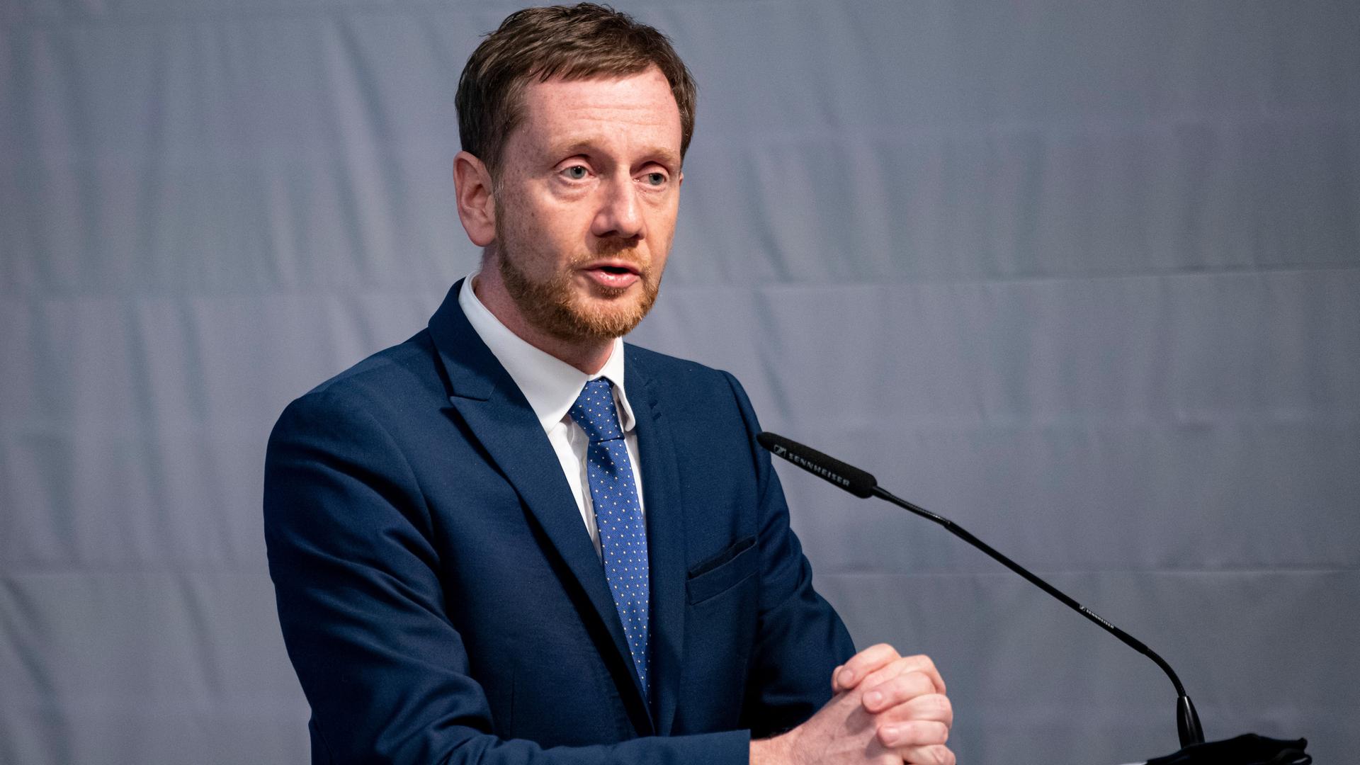 Michael Kretschmer (CDU), Ministerpräsident von Sachsen, nimmt an einer Pressekonferenz teil.