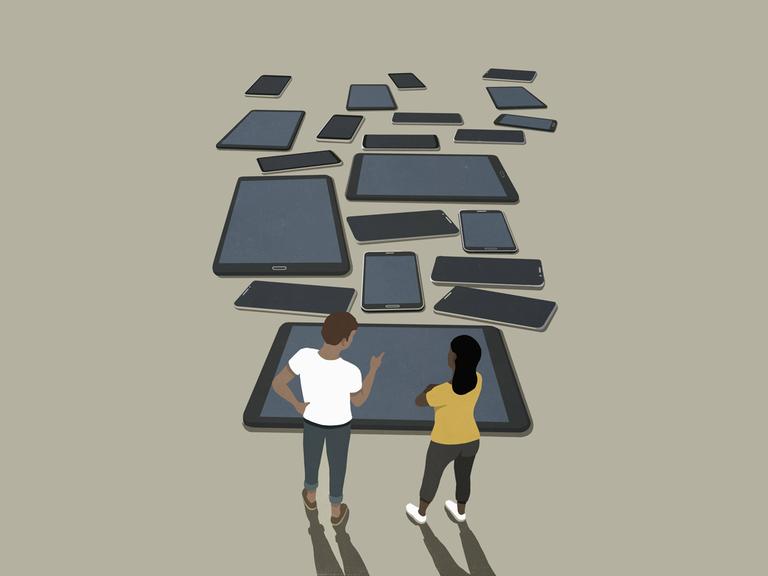 Illustration: Ein Paar schaut auf verschiedene übergroße Smartphones und digitale Tablets.