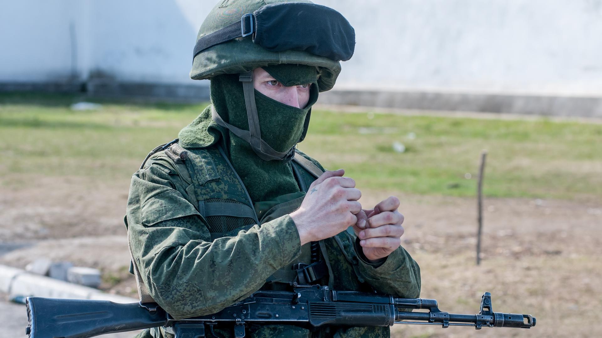 Ein russischer Soldaten besetzen eine ukrainische Kaserne.