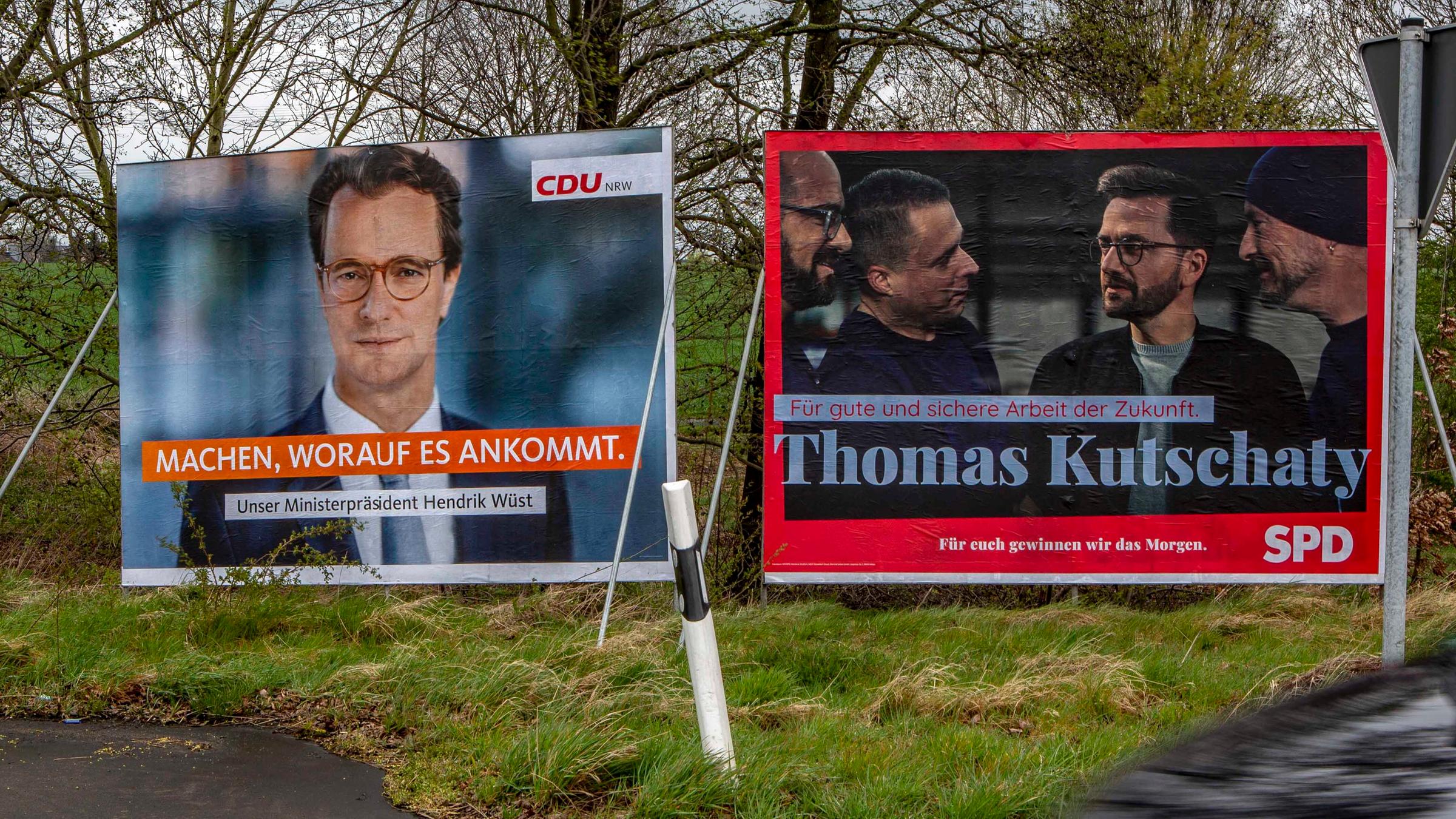 Wahlplakate von CDU und SPD zur Landtagswahl am 15. Mai 2022 sind Pulheim \( Rhein-Erft-Kreis NRW \) zu sehen. 