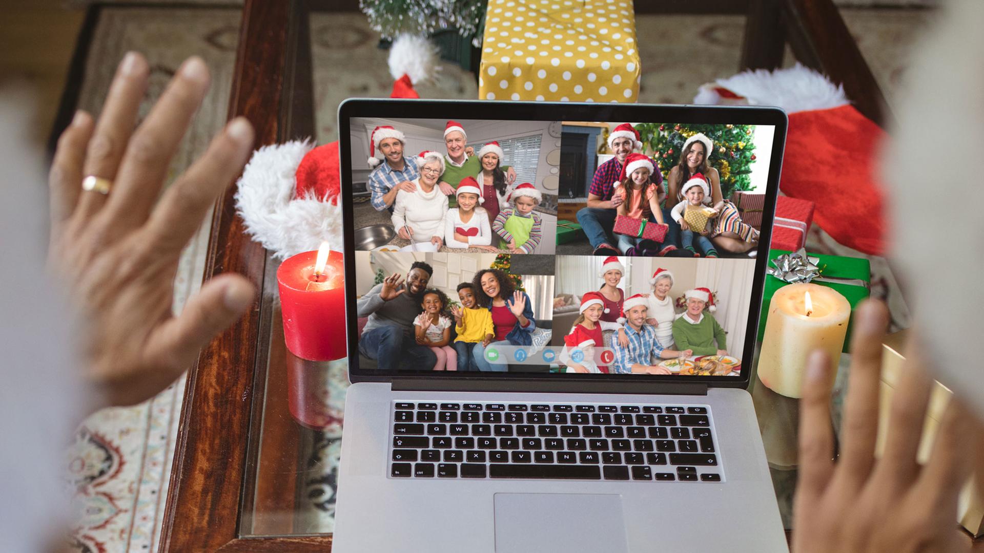 Die pandemiebedingte Variante „Weihnachten als Online-Meeting“. Zu sehen: Auf einem Laptop sind mehrere Bilder mit Menschen zu sehen, die weihnachtlich gekleidet sind. Die pandemiebedingte Variante „Weihnachten als Online-Meeting“. Zu sehen: Auf einem Laptop sind mehrere Bilder mit Menschen zu sehen, die weihnachtlich gekleidet sind.