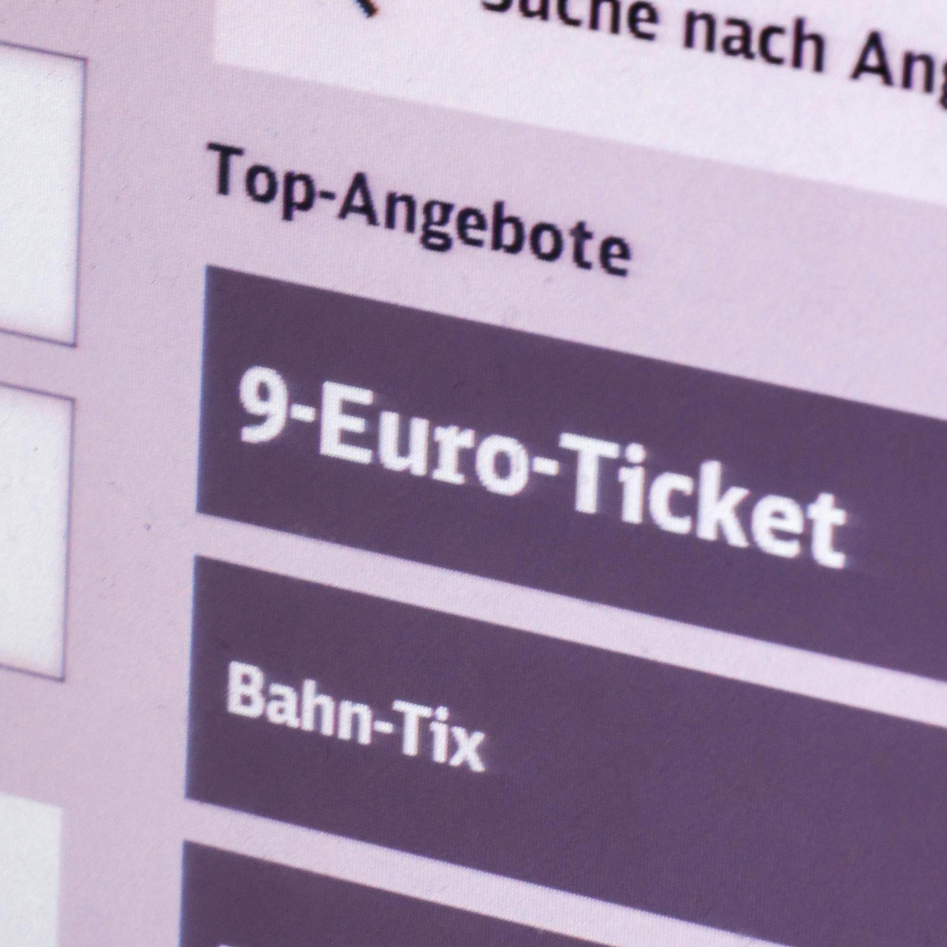 Auf dem Display eines Fahrscheinautomaten wird in der Rubrik "Top-Angebote" ein 9-Euro-Ticket angeboten.