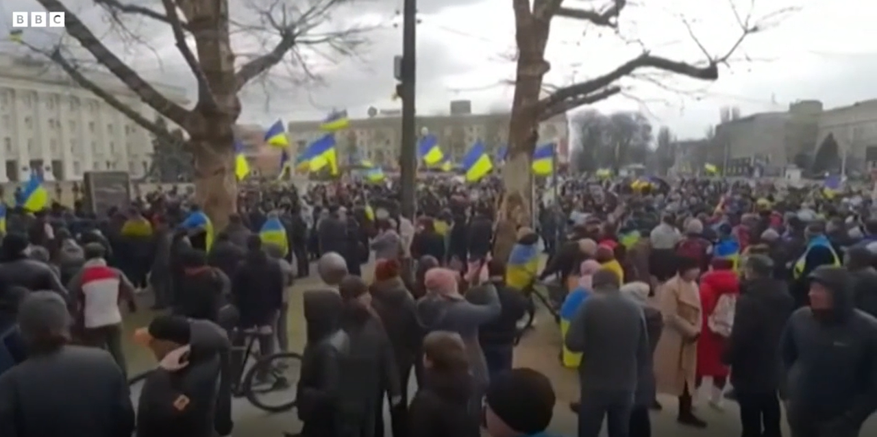 Der Screenshot von der BBC-Homepage zeigt Proteste in Cherson/Ukraine. Der Screenshot von der BBC-Homepage zeigt Proteste in Cherson/Ukraine.