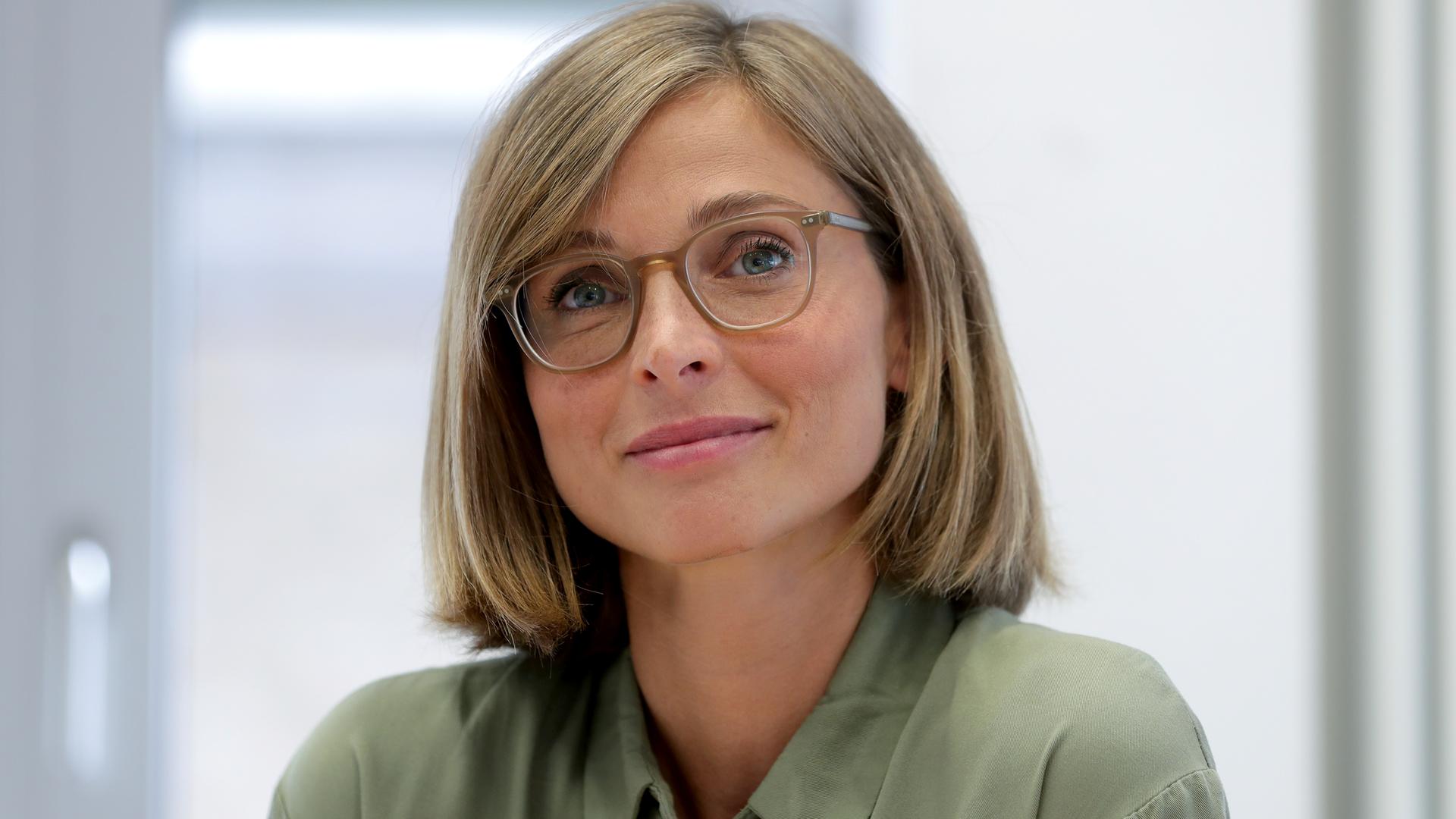 Ina Remmers, eine junge Frau mit Brille lächelt. Ina Remmers, eine junge Frau mit Brille lächelt.