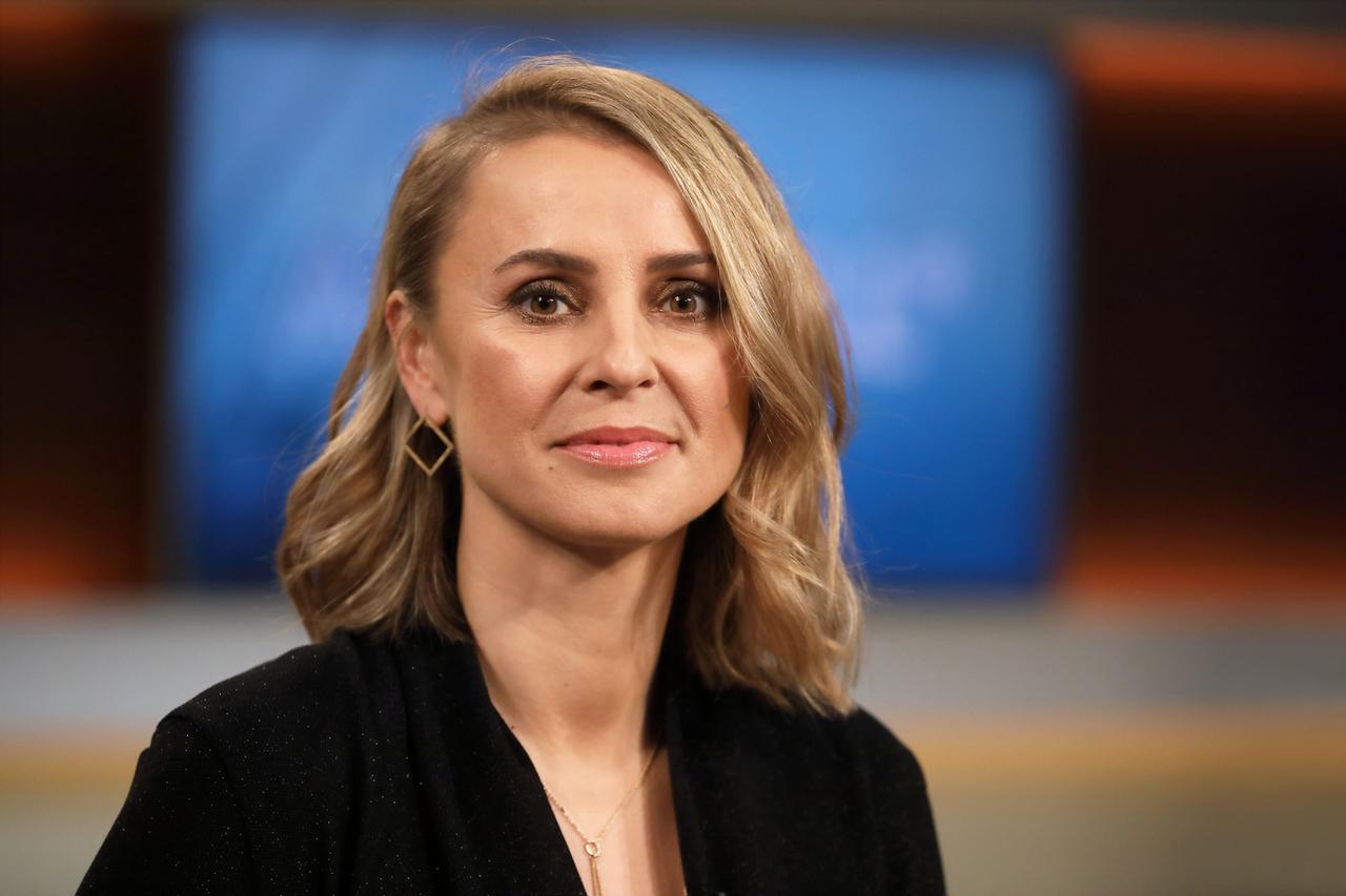 Schriftstellerin Jagoda Marinic in der ARD-Talkshow Anne Will. Sie lächelt in die Kamera, der Hintergrund ist unscharf. Schriftstellerin Jagoda Marinic in der ARD-Talkshow Anne Will. Sie lächelt in die Kamera, der Hintergrund ist unscharf.