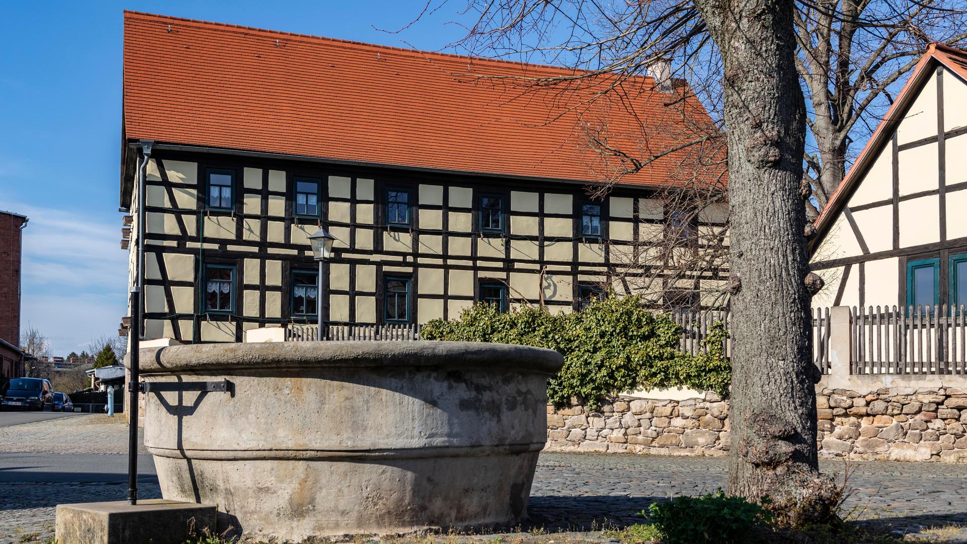 Brunnen im Pößnecker Ortsteil Jüdewein im Saale-Orla-Kreis, Thüringen. Brunnen im Pößnecker Ortsteil Jüdewein im Saale-Orla-Kreis, Thüringen.