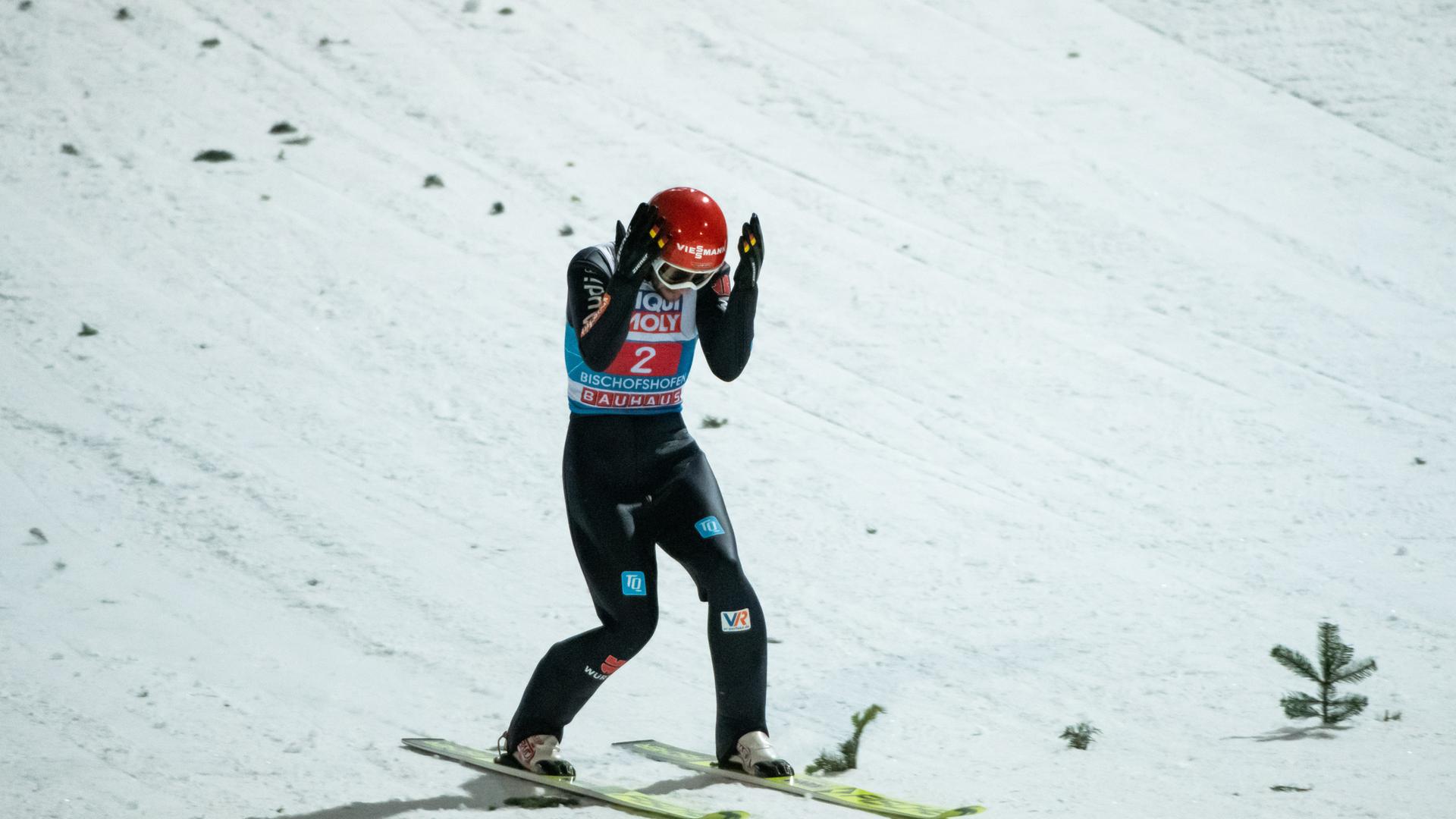 Der deutsche Skispringer Markus Eisenbichler ärgert sich über einen verpatzten Sprung. Der deutsche Skispringer Markus Eisenbichler ärgert sich über einen verpatzten Sprung.