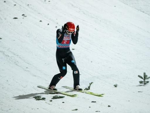 Der deutsche Skispringer Markus Eisenbichler ärgert sich über einen verpatzten Sprung. 