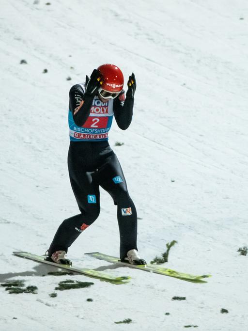 Der deutsche Skispringer Markus Eisenbichler ärgert sich über einen verpatzten Sprung. 