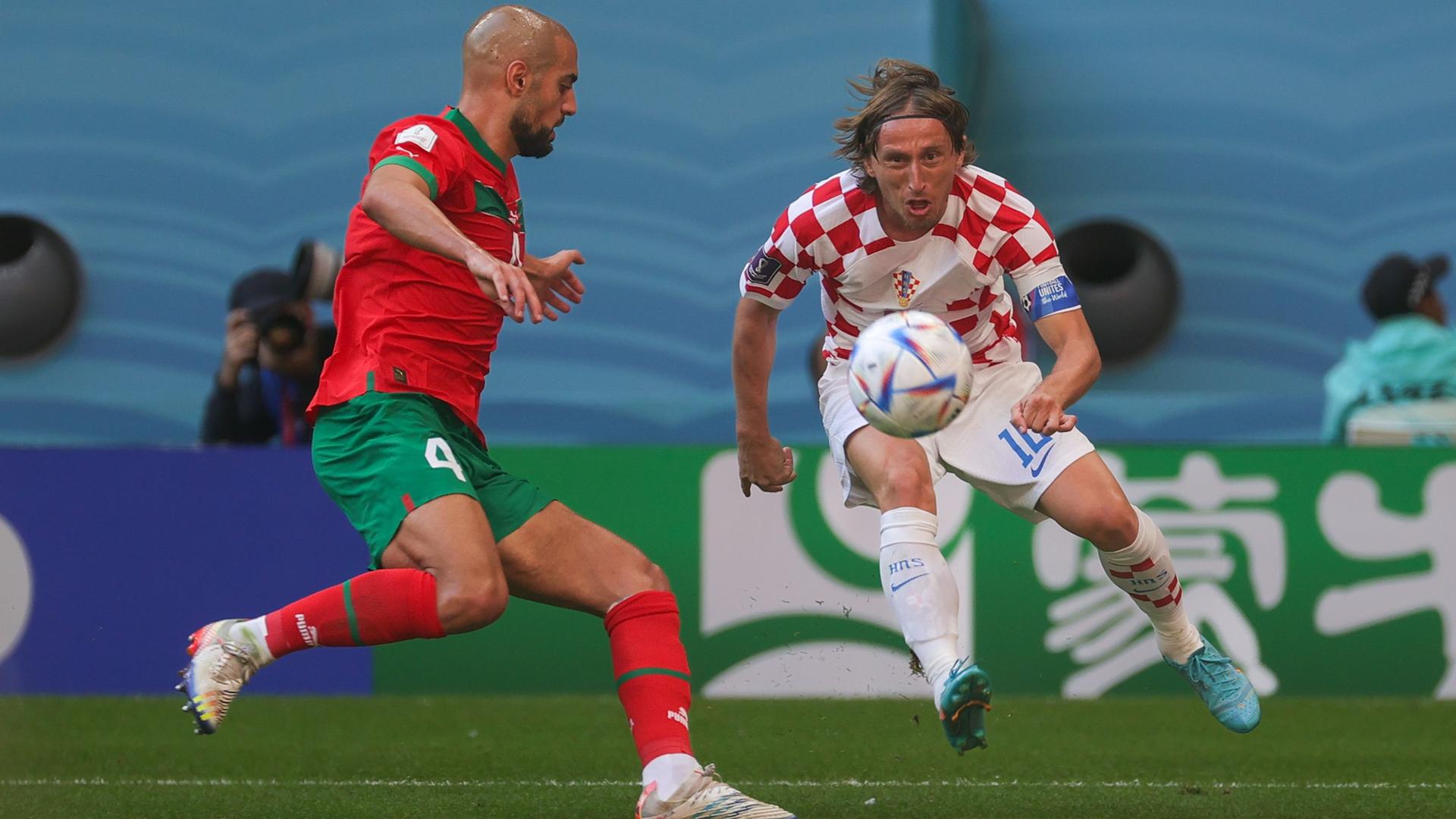 Katar, Al Khor: Fußball, WM 2022 in Katar, Vorrunde, Gruppe F, Spieltag 1, im Al-Bait Stadion in Al-Chaur, Kroatiens Luka Modric (r) spielt gegen Marokkos Sofyan Amrabat. Katar, Al Khor: Fußball, WM 2022 in Katar, Vorrunde, Gruppe F, Spieltag 1, im Al-Bait Stadion in Al-Chaur, Kroatiens Luka Modric (r) spielt gegen Marokkos Sofyan Amrabat.