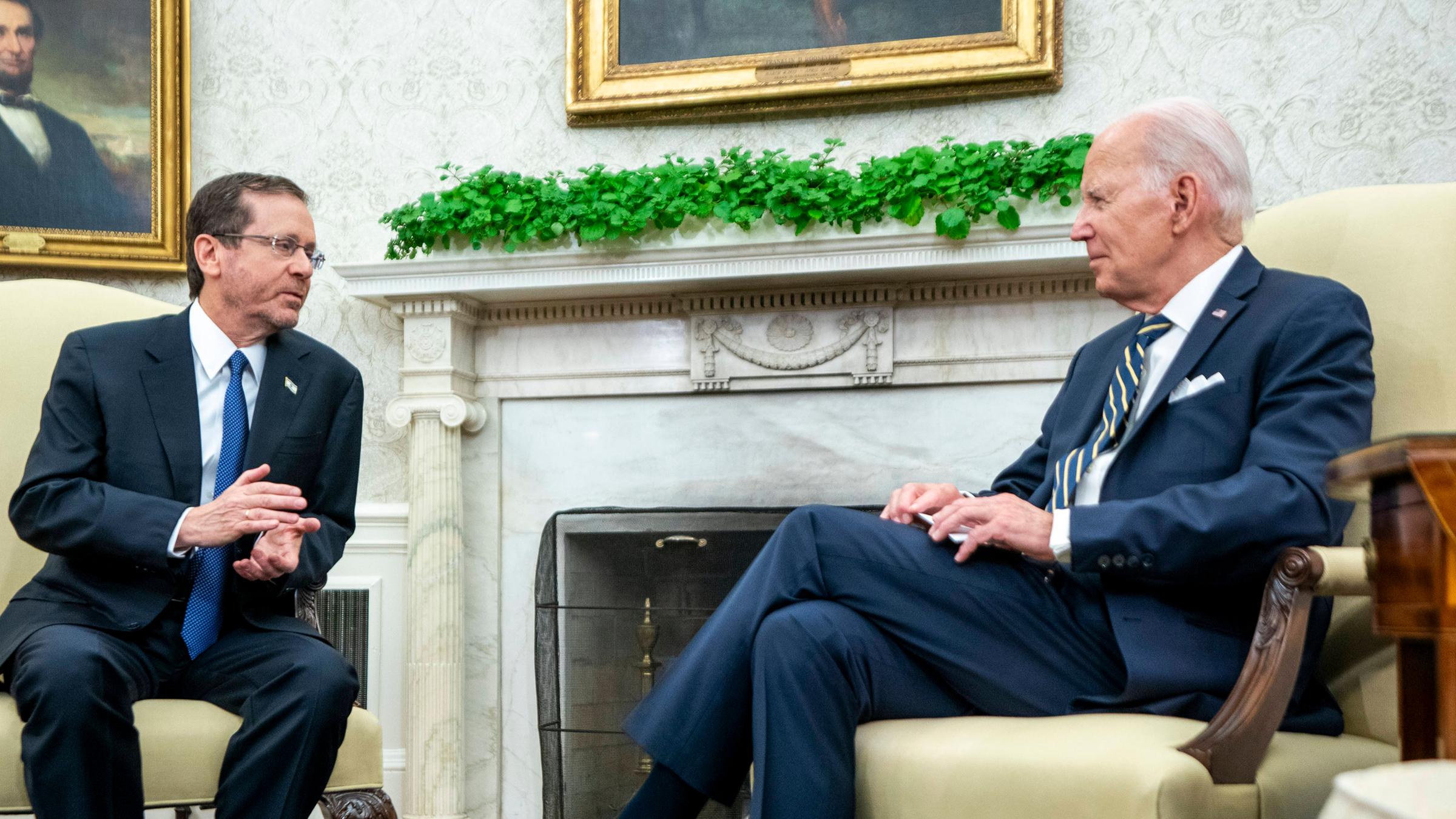 Der israelische Präsident Izchak Herzog (l.) mit US-Präsident Joe Biden im Weißen Haus