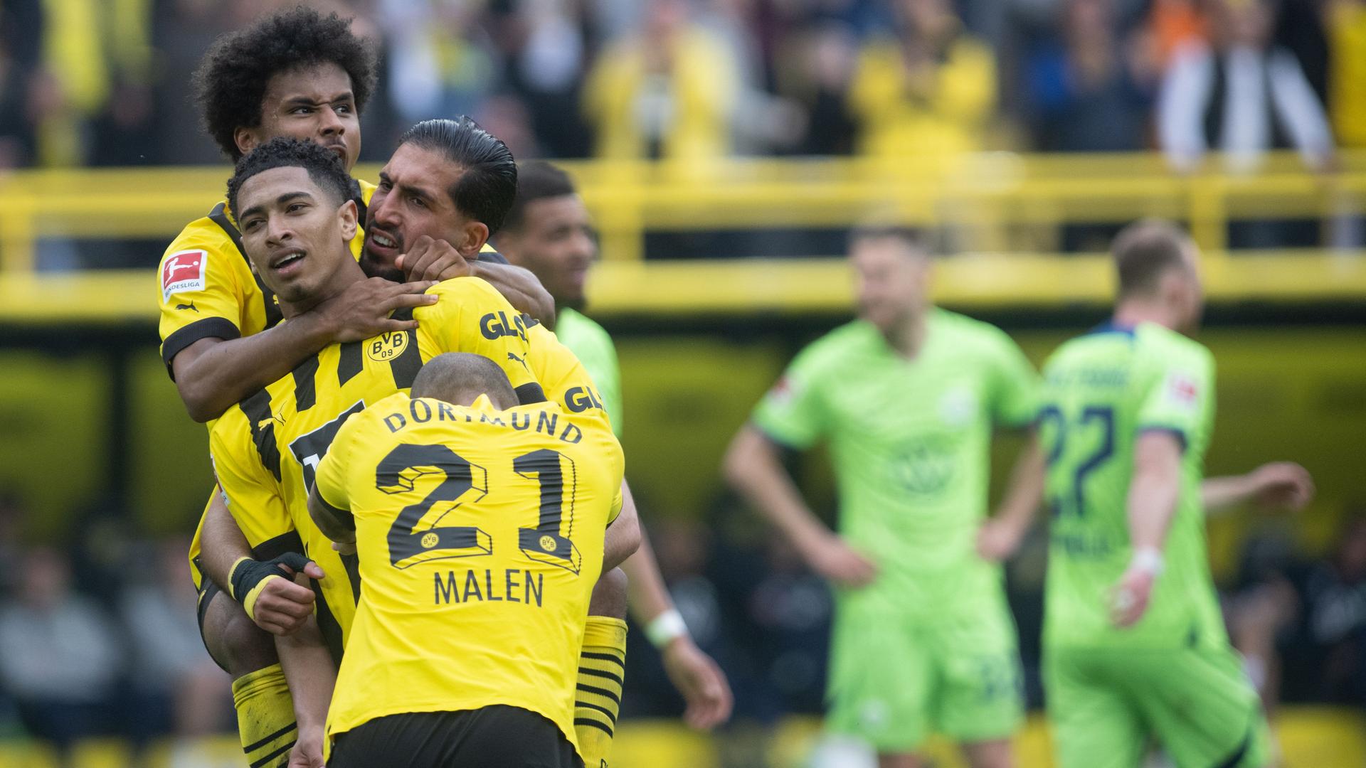 Im Bild sind die Spieler von Borussia Dortmund, Bellingham, Adeyemi, Can und Malen. Sie jubeln über das 4:0 gegen den VfL Wolfsburg. Im Bild sind die Spieler von Borussia Dortmund, Bellingham, Adeyemi, Can und Malen. Sie jubeln über das 4:0 gegen den VfL Wolfsburg.