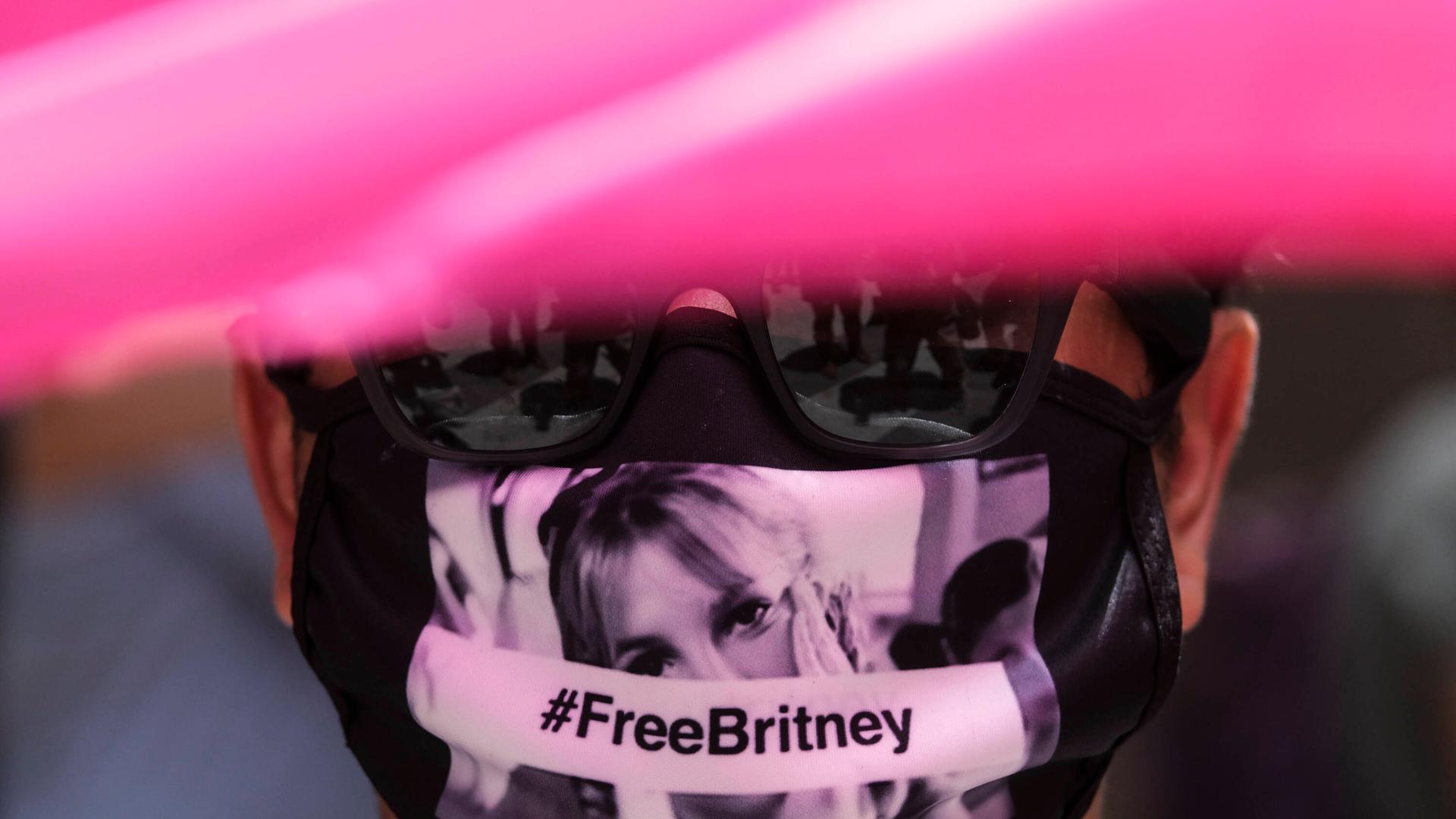 Ein Fan trägt eine "Free Britney"-Maske. Ein Fan trägt eine "Free Britney"-Maske.