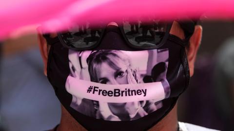 Ein Fan trägt eine "Free Britney"-Maske.