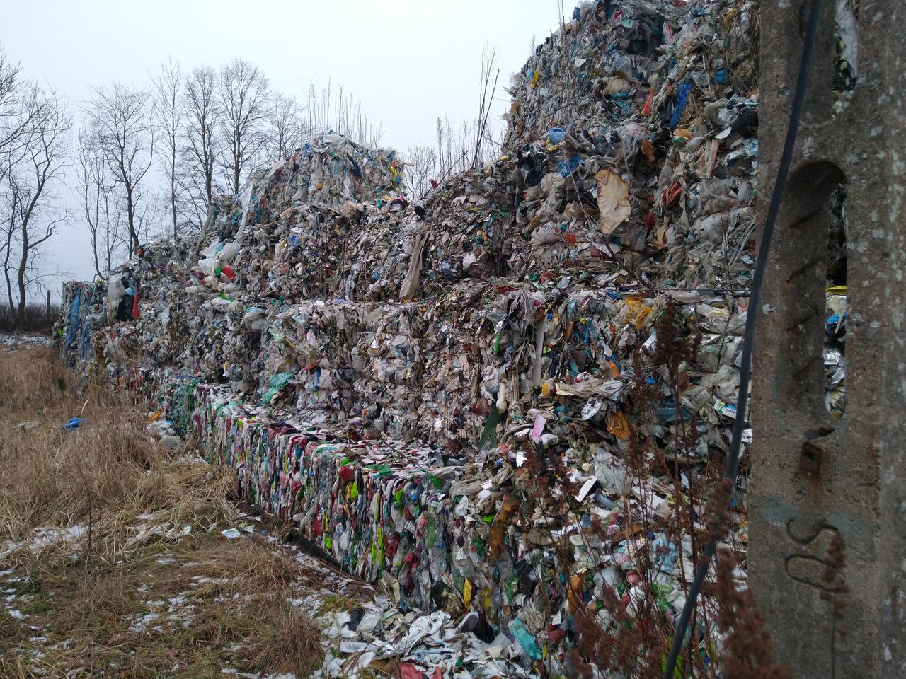 Illegale Müllballen gestapelt mitten in der der Natur. Illegale Müllballen gestapelt mitten in der der Natur.