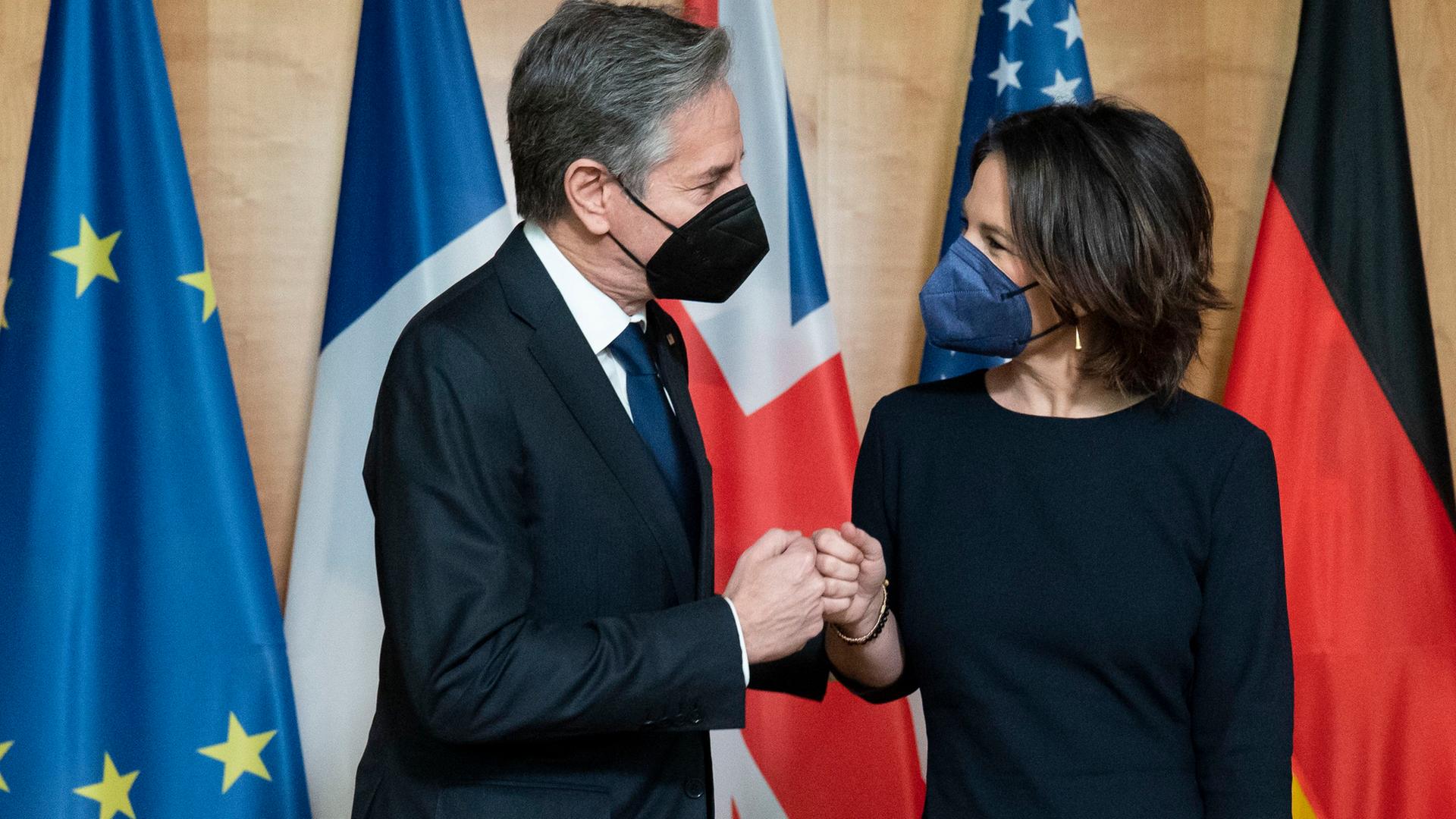 Außenministerin Baerbock begrüßt ihren amerikanischen Kollegen Blinken. Außenministerin Baerbock begrüßt ihren amerikanischen Kollegen Blinken.