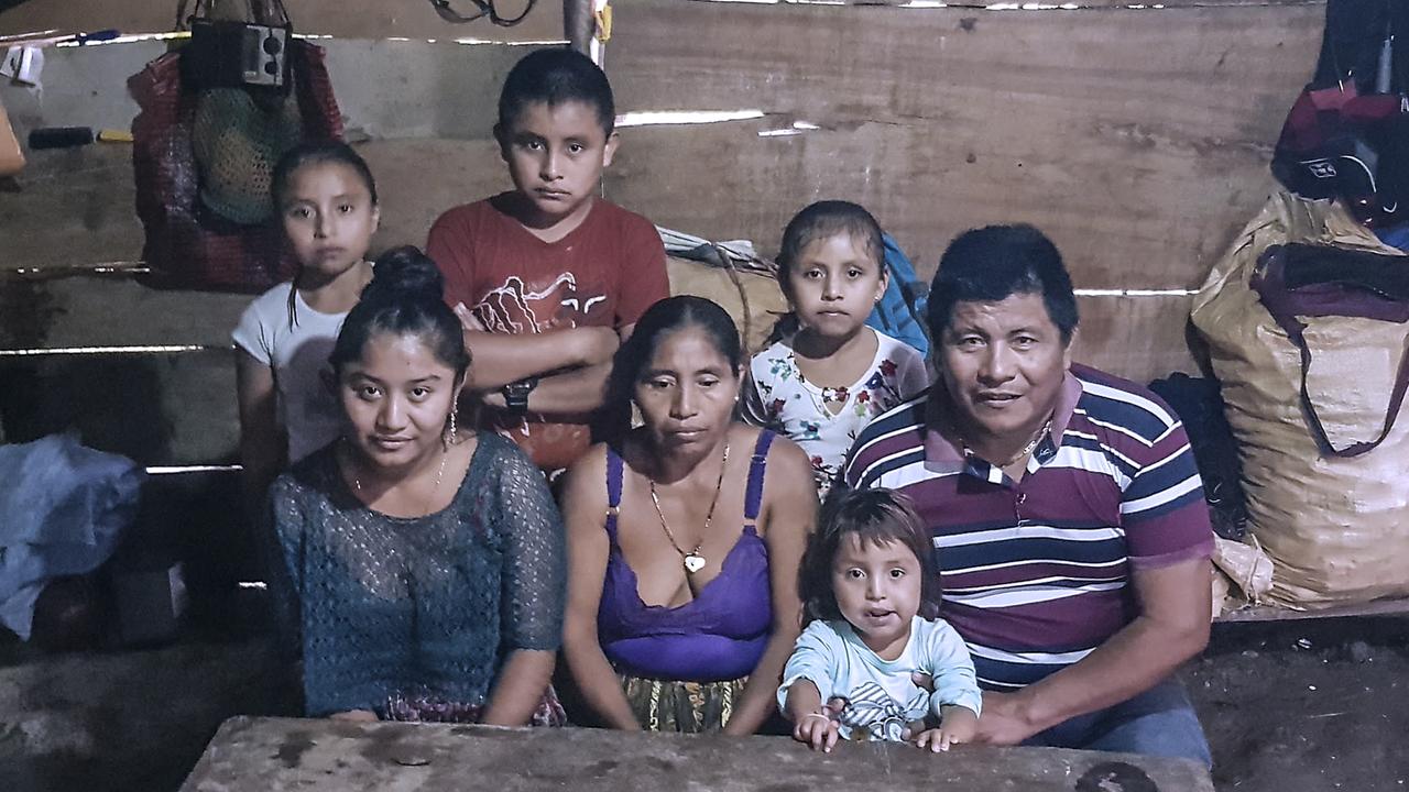Der Bauer Noberto und seine Familie haben sich in der Hütte für ein Gruppenfoto versammelt