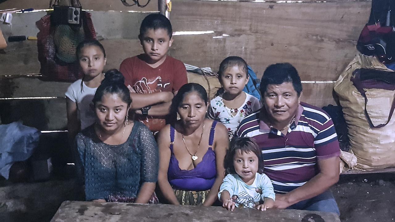 Der Bauer Noberto und seine Familie haben sich in der Hütte für ein Gruppenfoto versammelt Der Bauer Noberto und seine Familie haben sich in der Hütte für ein Gruppenfoto versammelt