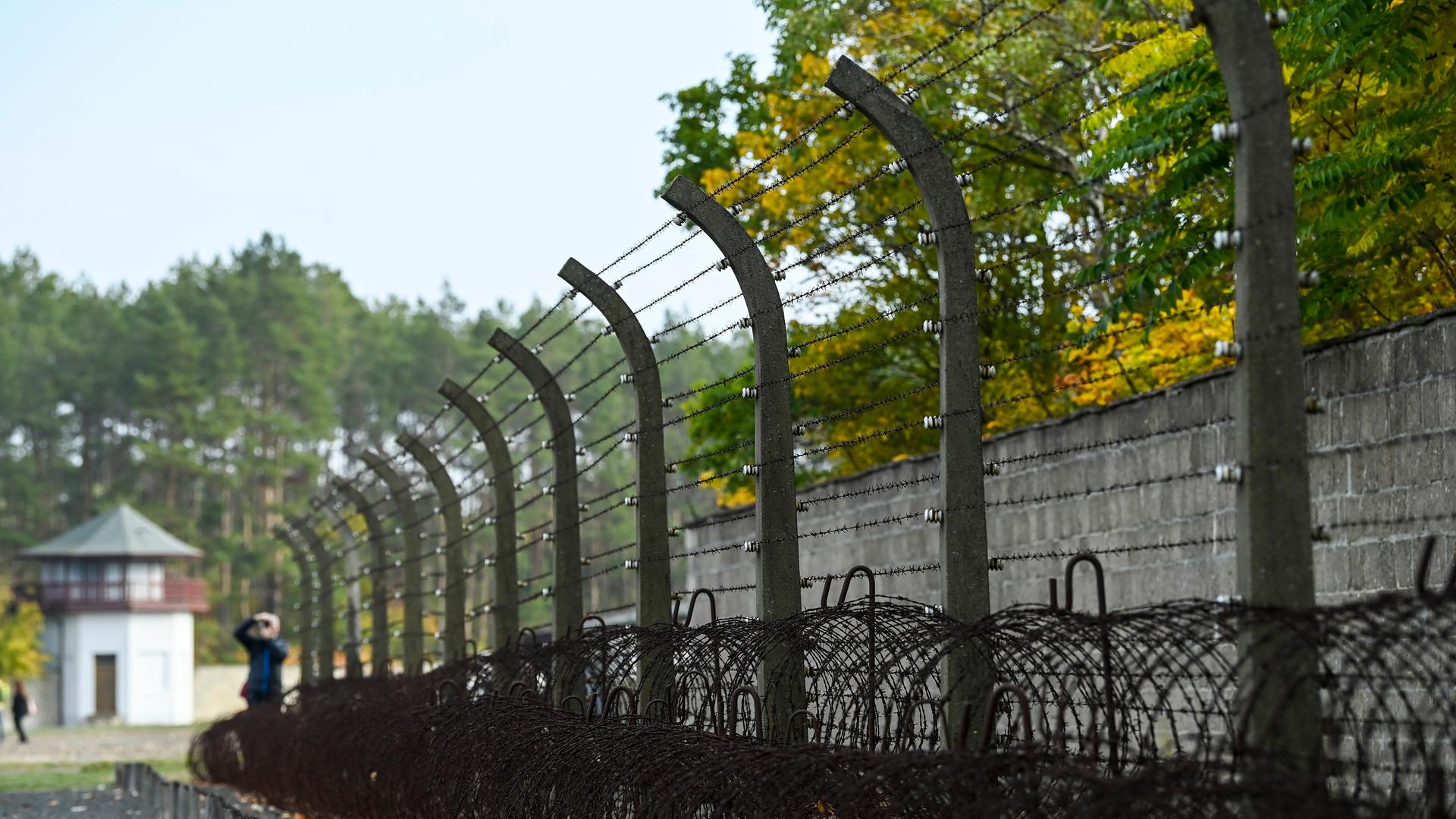Stacheldrahtzaun in der Gedenkstätte Sachsenhausen. Stacheldrahtzaun in der Gedenkstätte Sachsenhausen.
