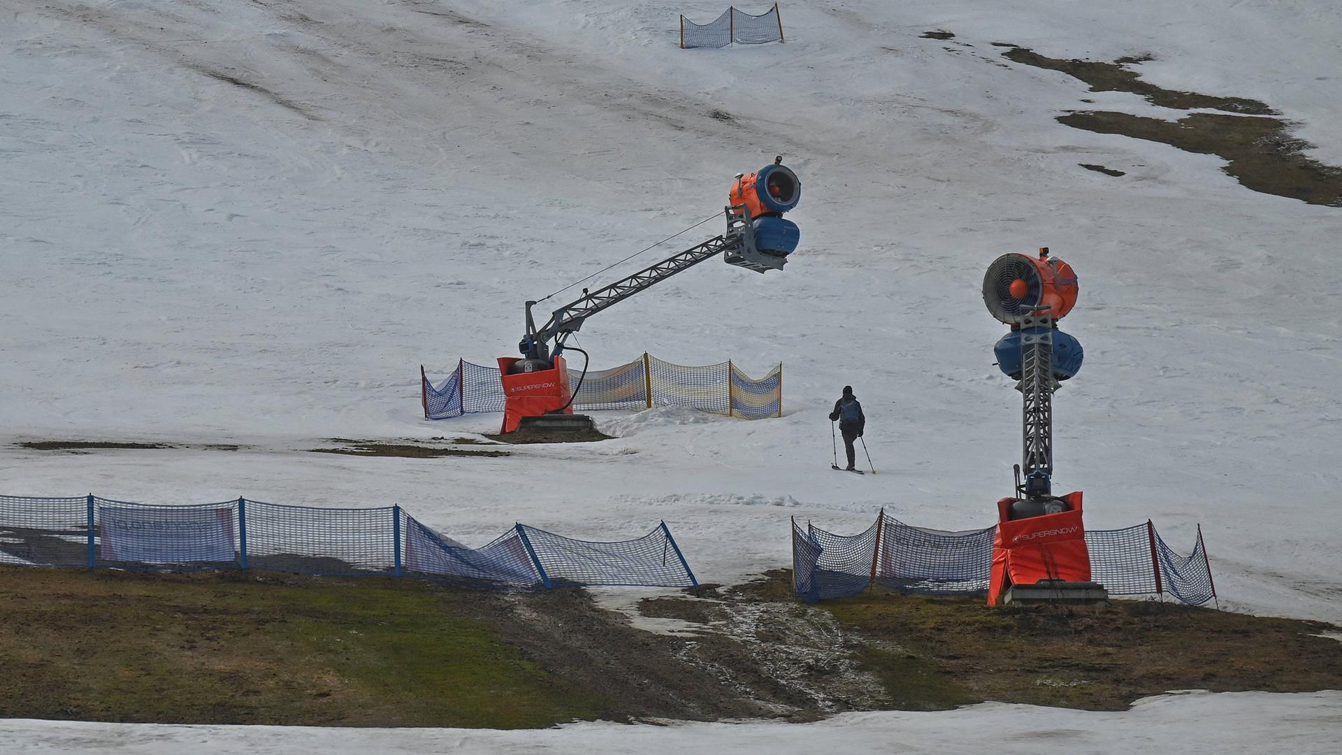 Polish Ski Stations Waiting For Snow And Tourists A single skier climbs an empty slope at the Jaworzyna Krynicka ski station in Krynica-Zdroj. Towns and villages in the Western Beskids as well as ski stations are waiting for snowfall and tourists before the upcoming winter holidays, because the weather is exceptionally mild. On Thursday, January 12, 2023, in Krynica-Zdroj, Nowy Sacz County, Lesser Poland Voivodeship, Poland. Krynica-Zdroj Poland PUBLICATIONxNOTxINxFRA Copyright: xArturxWidakx originalFilename: widak-polishsk230112_npBZC.jpg Polish Ski Stations Waiting For Snow And Tourists A single skier climbs an empty slope at the Jaworzyna Krynicka ski station in Krynica-Zdroj. Towns and villages in the Western Beskids as well as ski stations are waiting for snowfall and tourists before the upcoming winter holidays, because the weather is exceptionally mild. On Thursday, January 12, 2023, in Krynica-Zdroj, Nowy Sacz County, Lesser Poland Voivodeship, Poland. Krynica-Zdroj Poland PUBLICATIONxNOTxINxFRA Copyright: xArturxWidakx originalFilename: widak-polishsk230112_npBZC.jpg