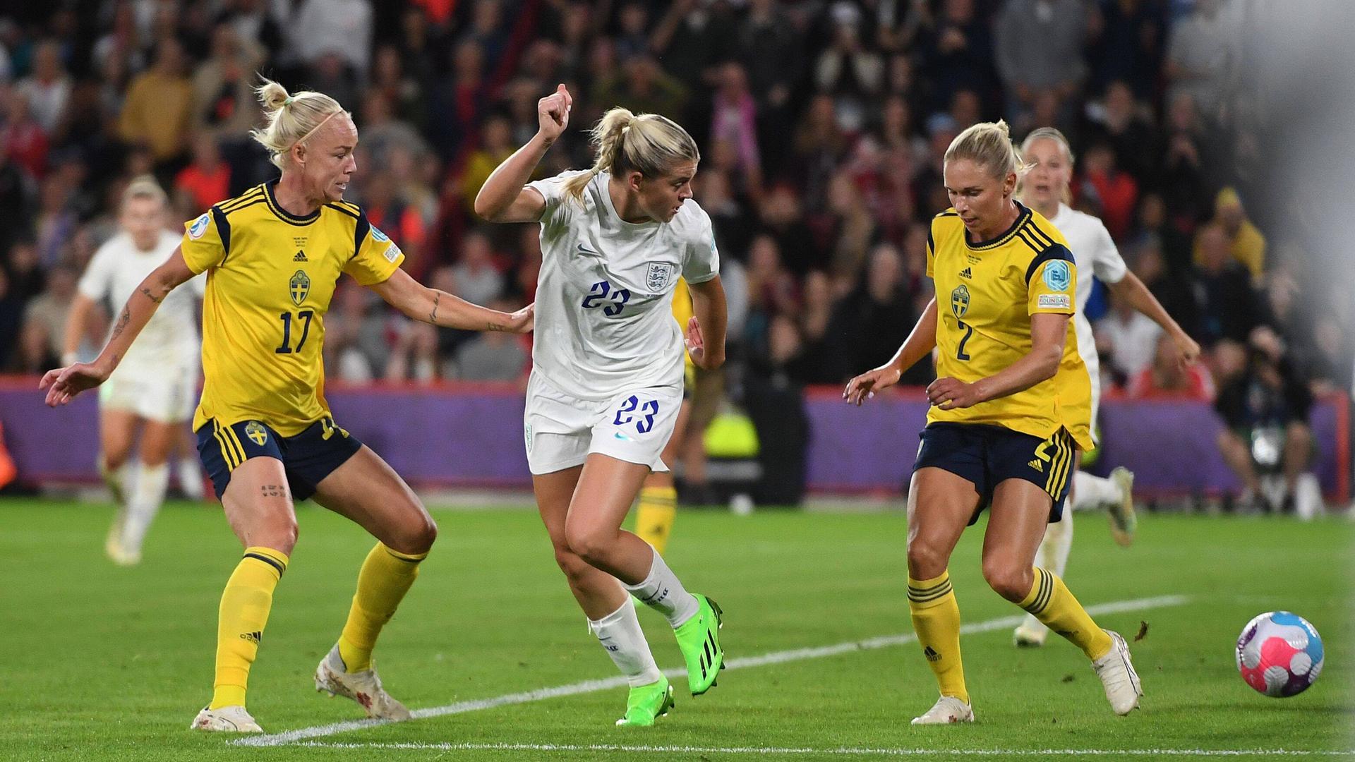 Die Britin Alessia Russo trifft per Hacke beim Halbfinale der Fußball-EM zum 3:0 gegen Schweden Die Britin Alessia Russo trifft per Hacke beim Halbfinale der Fußball-EM zum 3:0 gegen Schweden