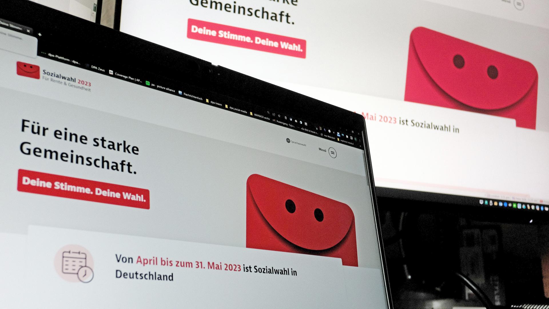 Eine Internetseite zur Sozialwahl 2023 ist auf zwei Computermonitoren zu sehen. Eine Internetseite zur Sozialwahl 2023 ist auf zwei Computermonitoren zu sehen.