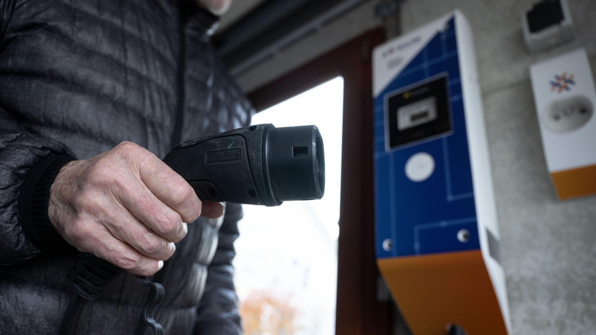 Ein Teilnehmer einer Projektstudie der Netze BW lädt in seiner Garage ein E-Auto. Die Netze BW hat in den vergangenen Jahren in mehreren Pilotprojekten erforscht, wie und wann Menschen ihr Auto laden, was das für das lokale Netz bedeutet - und welche Möglichkeiten es gibt, die Belastung für die Netze zu reduzieren. In sogenannten Netzlaboren wurden dazu Anwohner in ausgewählten Wohnvierteln mit E-Autos und Ladestationen ausgestattet. Ein Teilnehmer einer Projektstudie der Netze BW lädt in seiner Garage ein E-Auto. Die Netze BW hat in den vergangenen Jahren in mehreren Pilotprojekten erforscht, wie und wann Menschen ihr Auto laden, was das für das lokale Netz bedeutet - und welche Möglichkeiten es gibt, die Belastung für die Netze zu reduzieren. In sogenannten Netzlaboren wurden dazu Anwohner in ausgewählten Wohnvierteln mit E-Autos und Ladestationen ausgestattet.