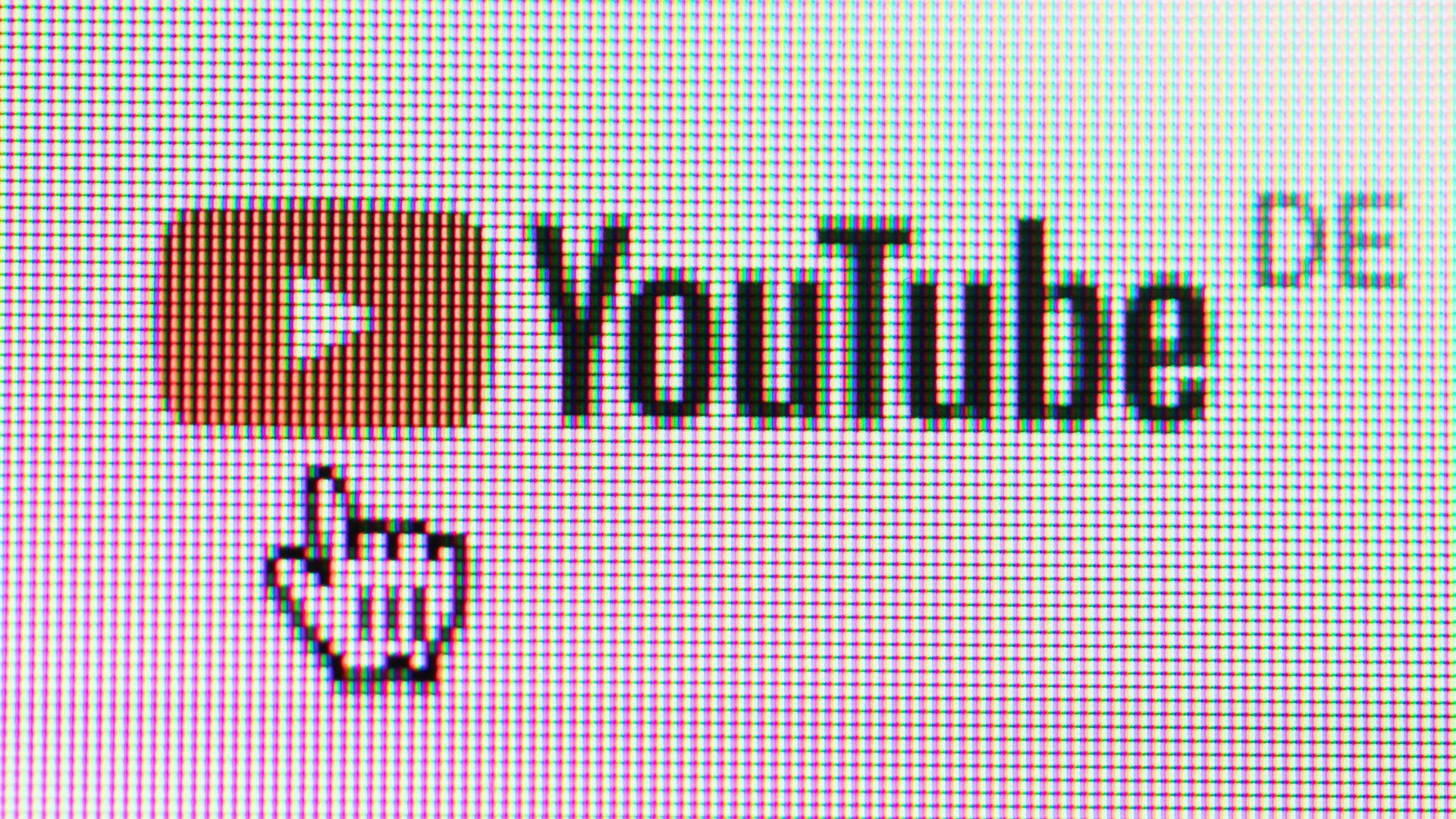 Ein Mauszeiger zeigt auf das Logo von YouTube.