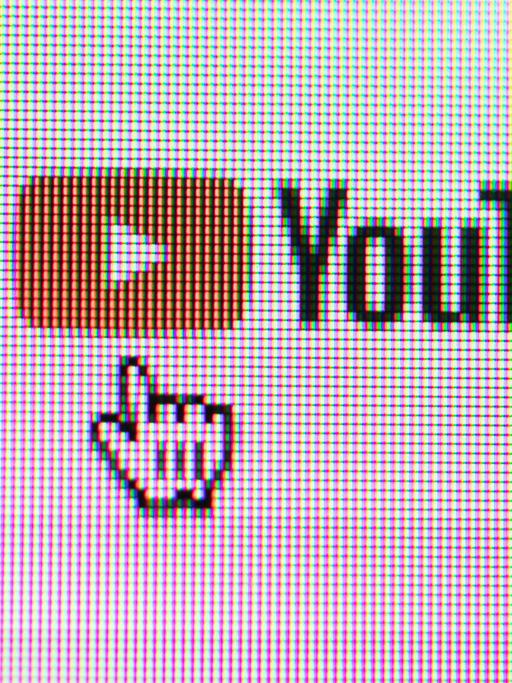 Ein Mauszeiger zeigt auf das Logo von YouTube.