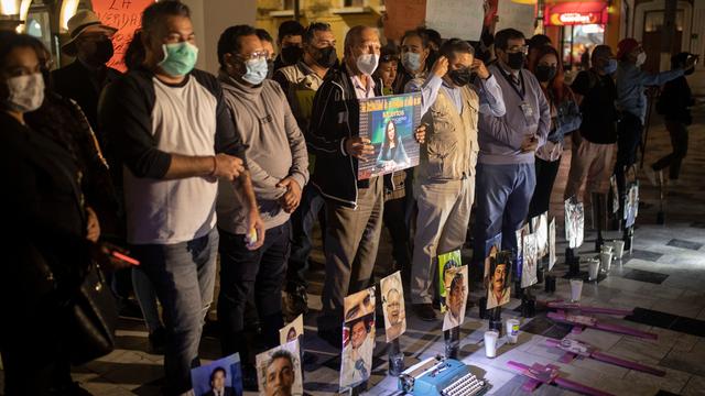 Journalisten aus Veracruz gedenken auf dem Platz Zocalo mit Kerzen und Fotos ihrer getöteten Kollegen und fordern während einer landesweiten Demonstration ein Ende der Angriffe auf Journalisten in Mexiko.