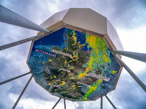 Modell von einem Wetterradar mit einer Wetterkarte im Wetterpark Offenbach