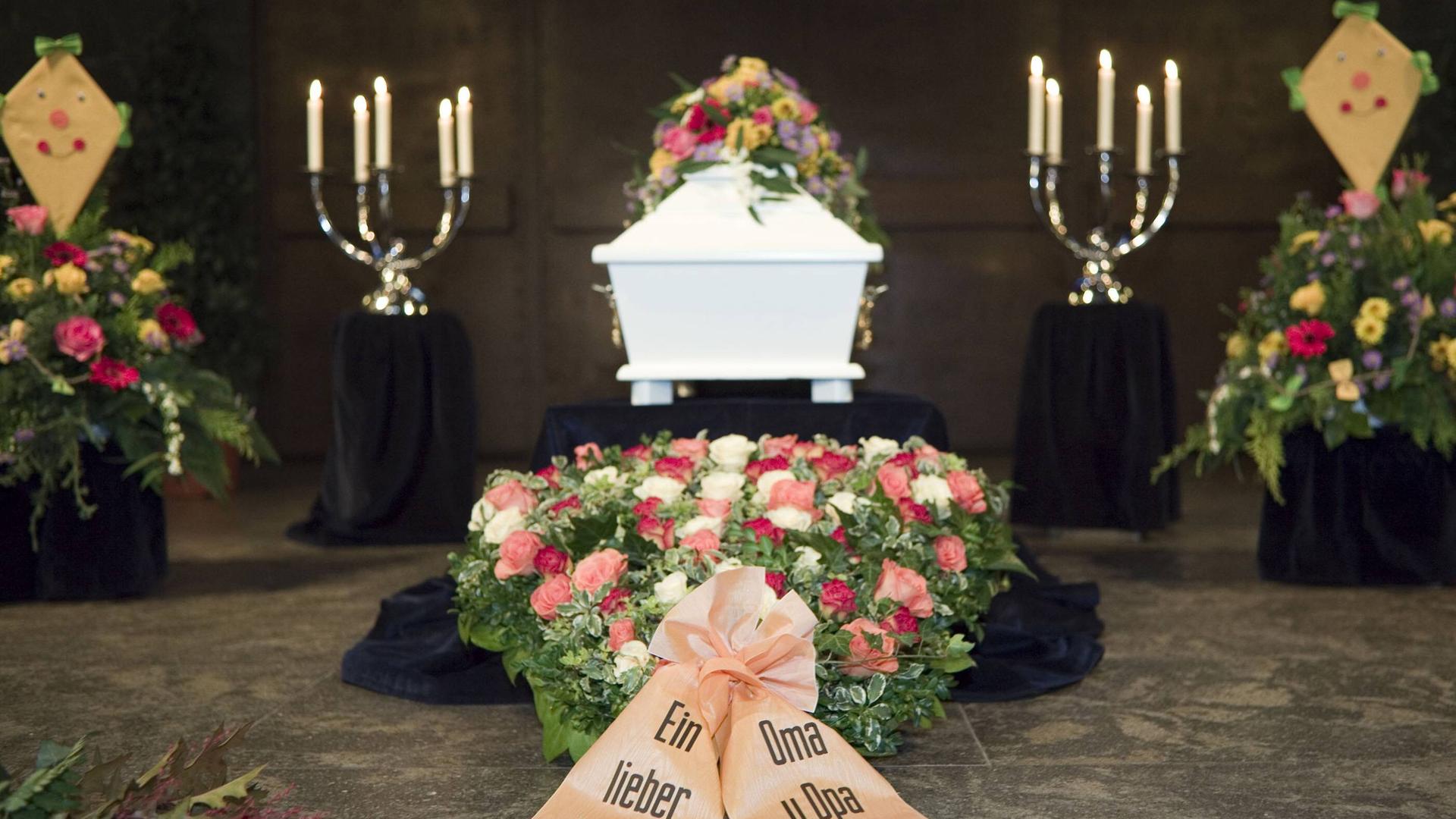 Trauerfeier für den getöteten zweieinhalbjährigen Kevin im November 2006 in Bremen. Ein Sarg mit Blumen und Kerzen drumherum. Trauerfeier für den getöteten zweieinhalbjährigen Kevin im November 2006 in Bremen. Ein Sarg mit Blumen und Kerzen drumherum.