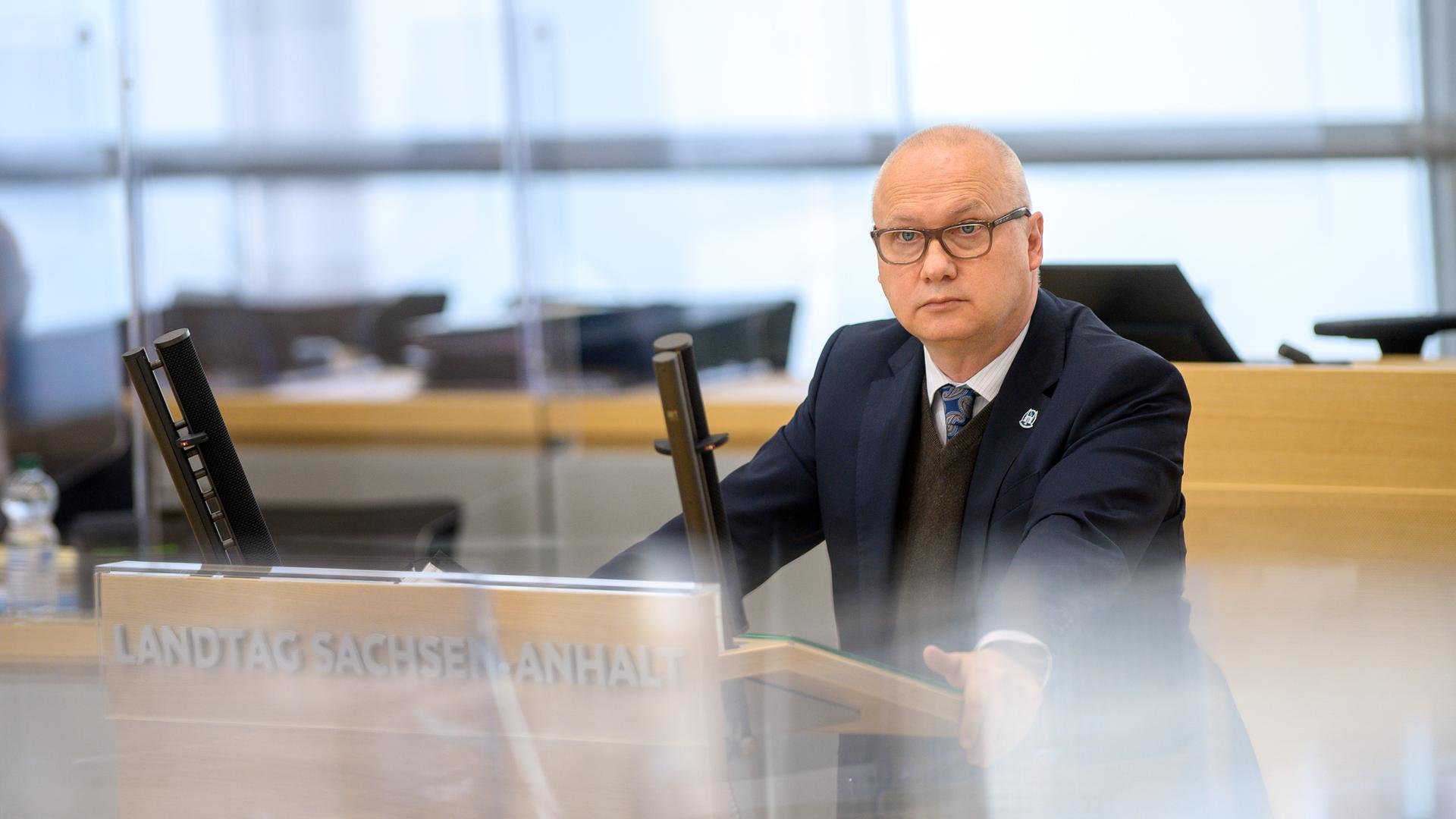 Oliver Kirchner, Fraktionsversitzender der AfD im Landtag von Sachsen-Anhalt, steht im Plenarsaal des Landtages am Rednerpult. Oliver Kirchner, Fraktionsversitzender der AfD im Landtag von Sachsen-Anhalt, steht im Plenarsaal des Landtages am Rednerpult.