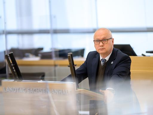Oliver Kirchner, Fraktionsversitzender der AfD im Landtag von Sachsen-Anhalt, steht im Plenarsaal des Landtages am Rednerpult.