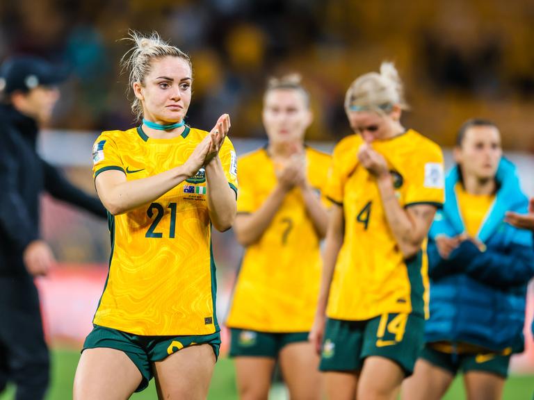 Ellie Carpenter, Fußball-Nationalspielerin Australiens, bedankt sich nach einem Gruppenspiel bei den Fans im Stadion und klatscht in die Hände.