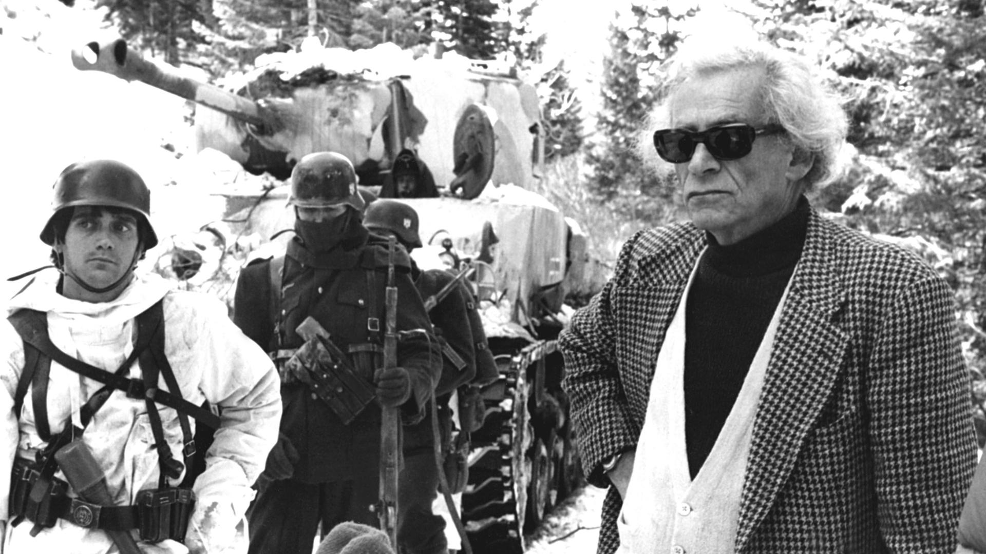 Regisseur Samuel Fuller im Jahr 1980 bei den Dreharbeiten zu dem Film "The Big Red One", ein Film, der auf den eigenen Erfahrungen während des Zweiten Weltkriegs basierte. Regisseur Samuel Fuller im Jahr 1980 bei den Dreharbeiten zu dem Film "The Big Red One", ein Film, der auf den eigenen Erfahrungen während des Zweiten Weltkriegs basierte.
