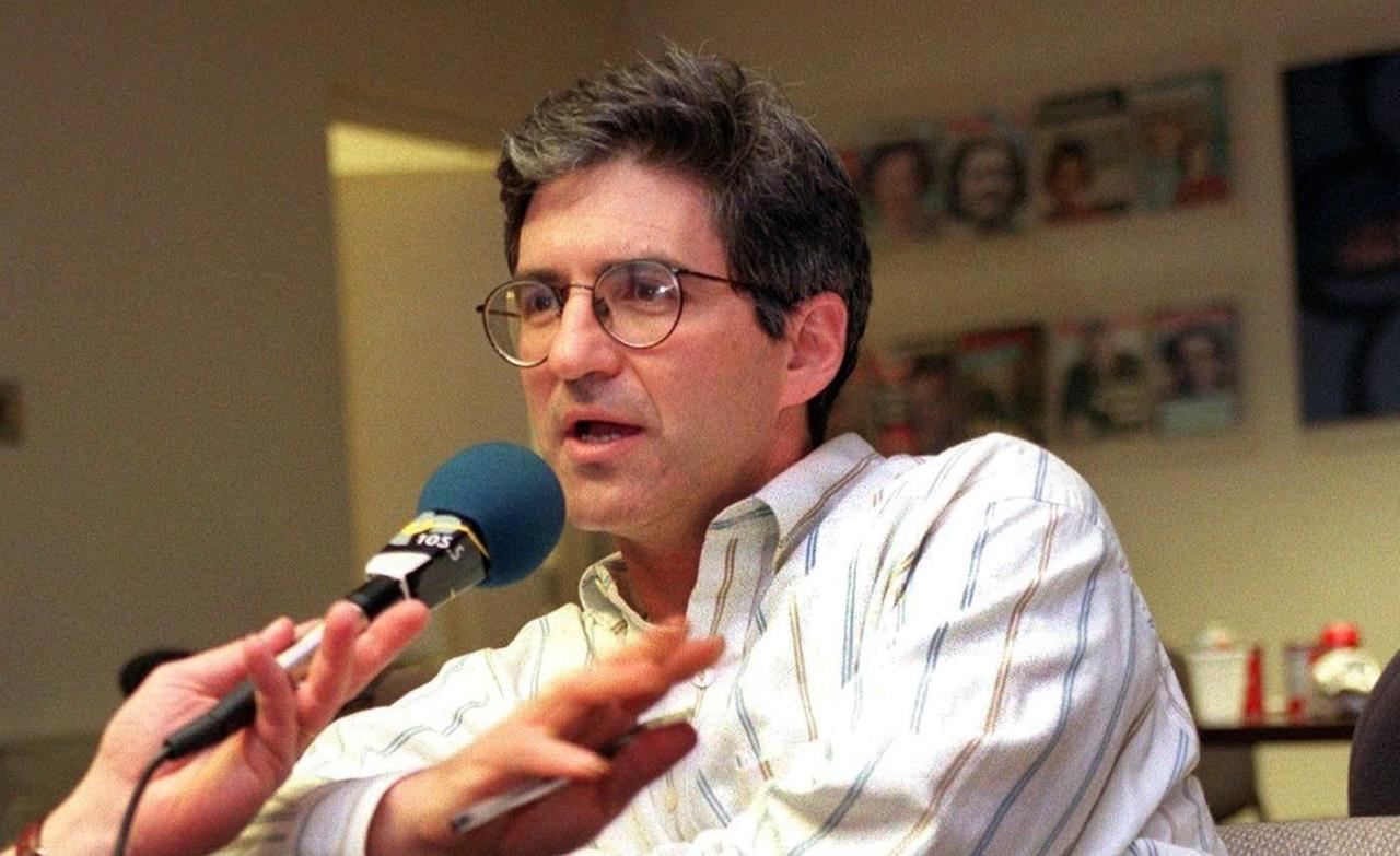 Michael Isikoff, Newsweek-Reporter, aufgenommen am 23.1.1998 im Newsweek-Büro in Washington, während er von Radio France-Journalisten zur angeblichen Affäre des US-Präsidenten Bill Clinton mit Monica Lewinsky interviewt wird. Michael Isikoff, Newsweek-Reporter, aufgenommen am 23.1.1998 im Newsweek-Büro in Washington, während er von Radio France-Journalisten zur angeblichen Affäre des US-Präsidenten Bill Clinton mit Monica Lewinsky interviewt wird.