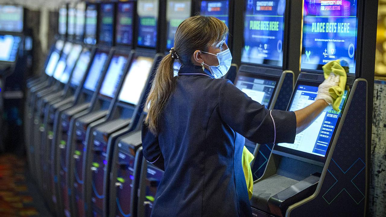 Eine Kasinomitarbeiter in den USA reinigt die Sportwetten-Kioske Eine Kasinomitarbeiter in den USA reinigt die Sportwetten-Kioske