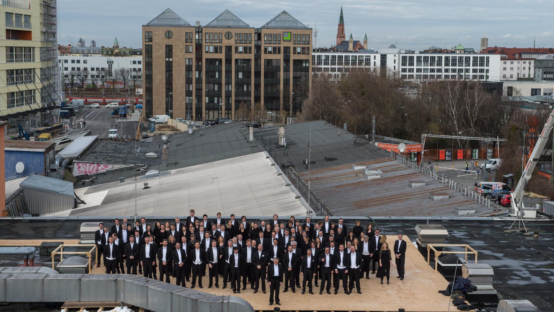 Ein Sinfonieorchester steht auf dem Dach eines Gebäudes.