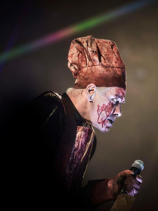 Till Lindemann, Sänger der Band Rammstein, bei einem Konzert im Olympiastadion Berlin 2022.