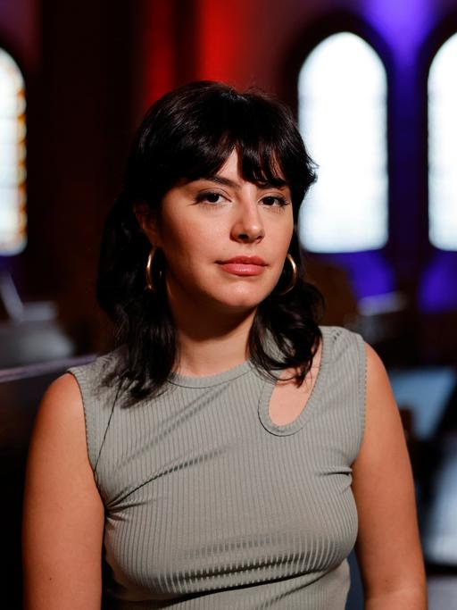 Buchautorin Şeyda Kurt posiert in der Kulturkirche Köln für ein Foto.