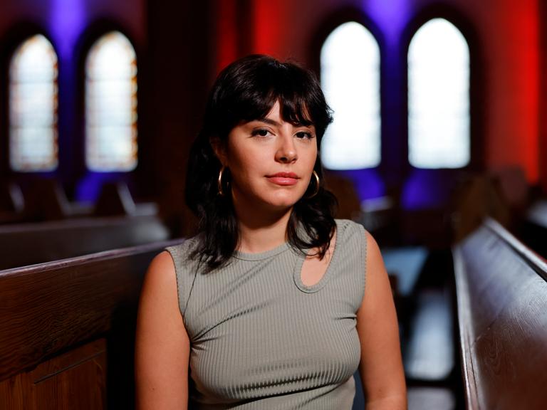 Buchautorin Şeyda Kurt posiert in der Kulturkirche Köln für ein Foto.