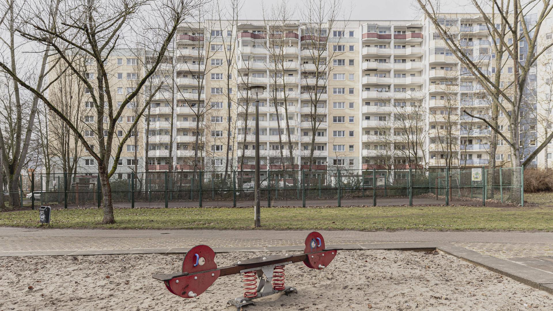 Ein verlassener Spielplatz vor Plattenbauten im Bezirk Marzahn in Berlin