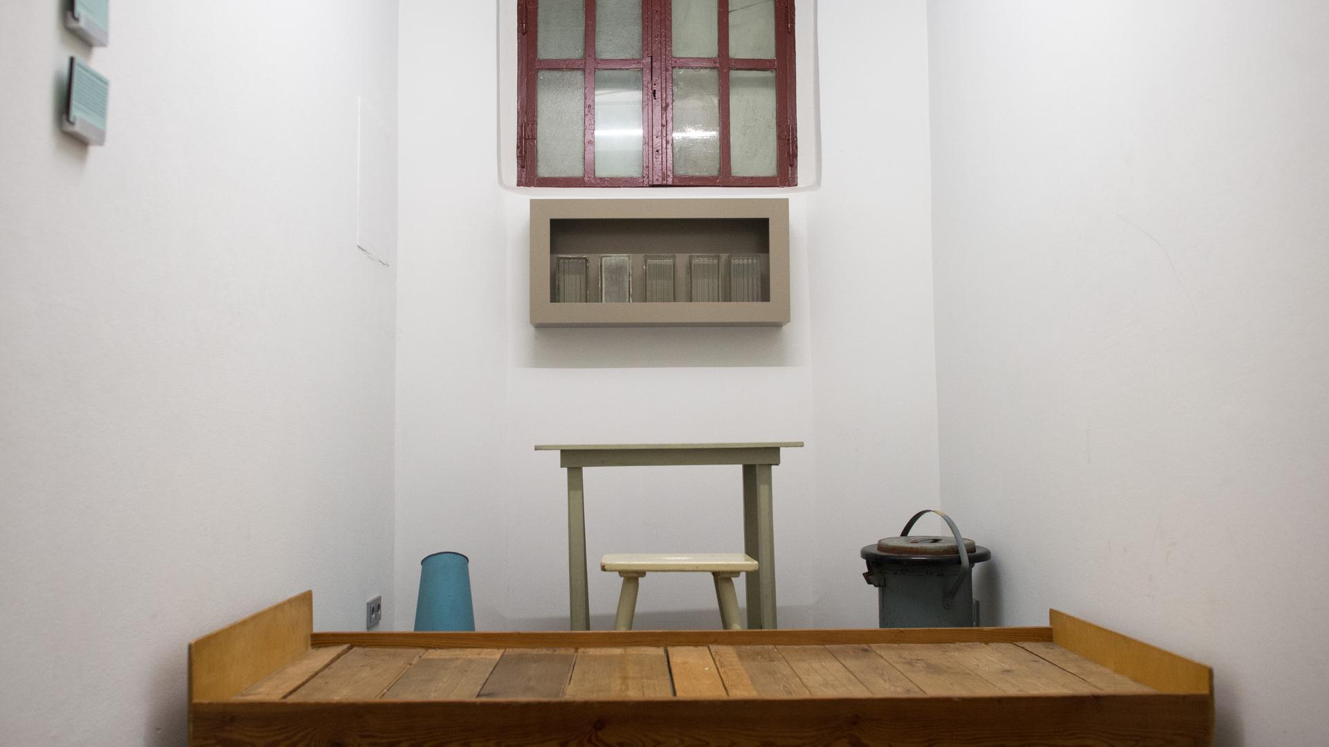Blick in eine Haftzelle in Halle an der Saale (Sachsen-Anhalt) in der Gedenkstätte "Roter Ochse". Der Raum ist eng, das Bett reicht von Wand zu Wand. Das Fenster wurde verhängt. Blick in eine Haftzelle in Halle an der Saale (Sachsen-Anhalt) in der Gedenkstätte "Roter Ochse". Der Raum ist eng, das Bett reicht von Wand zu Wand. Das Fenster wurde verhängt.